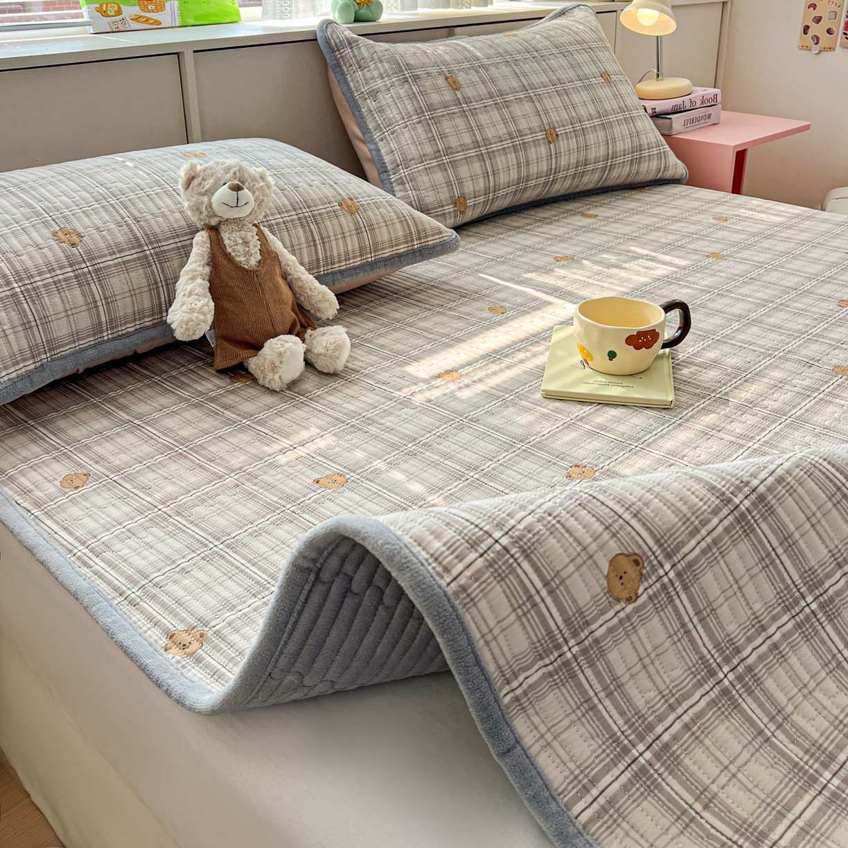 91家纺网 家纺一手货源 找家纺 恒尚居 2026新款纯棉牛奶绒双拼床垫双面两用床褥垫夹棉床盖床褥垫-冬款四季通用-系列二 米熊格【A纯棉-B牛奶绒】