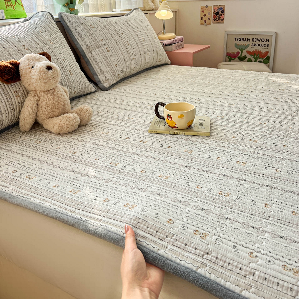 91家纺网 家纺一手货源 找家纺 恒尚居 2026新款纯棉牛奶绒双拼床垫双面两用床褥垫夹棉床盖床褥垫-冬款四季通用-系列二 甜茶学院【A纯棉-B牛奶绒】