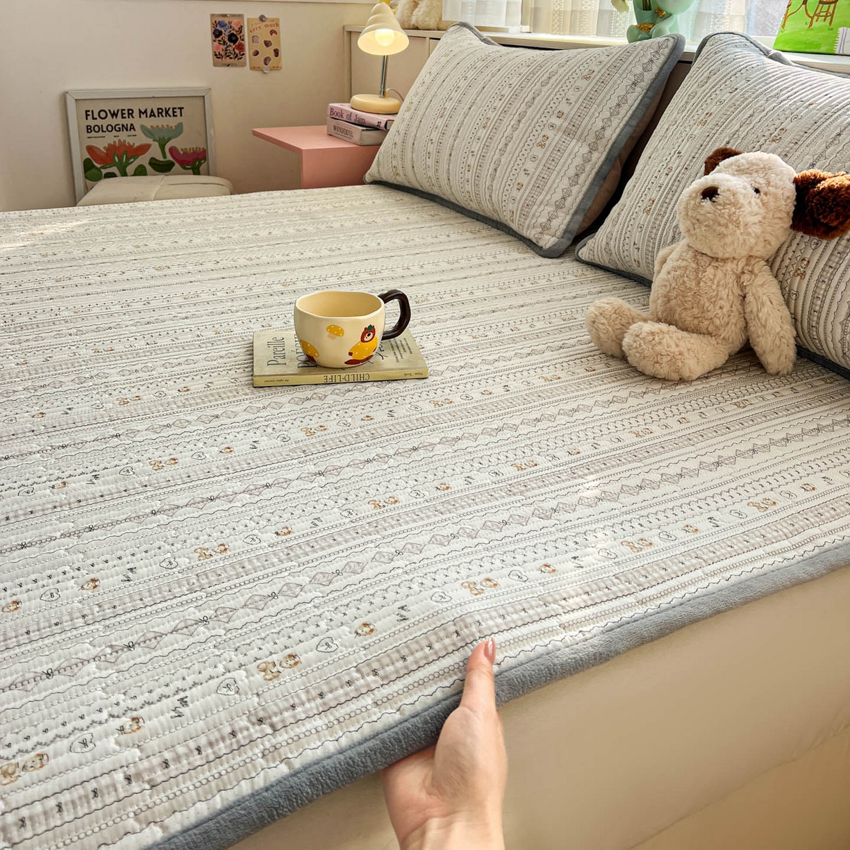 91家纺网 家纺一手货源 找家纺 恒尚居 2026新款纯棉牛奶绒双拼床垫双面两用床褥垫夹棉床盖床褥垫-冬款四季通用-系列二 甜茶学院【A纯棉-B牛奶绒】