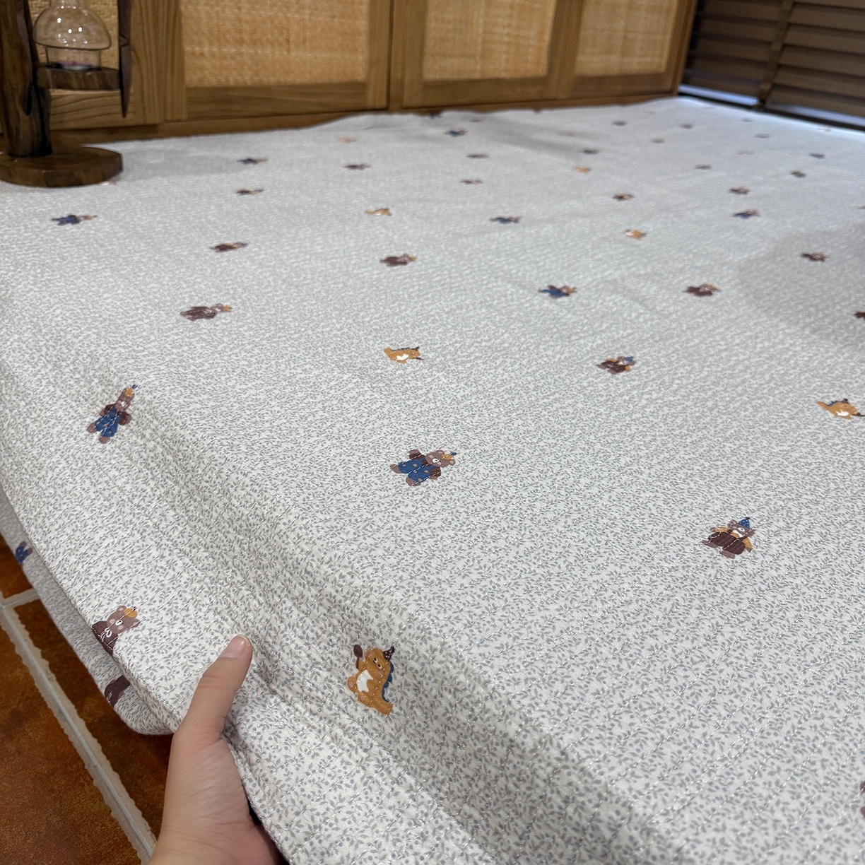 91家纺网 家纺一手货源 找家纺 床盖工厂店 2026新款全棉双层纱棉花单件炕盖 小熊舞曲-咖