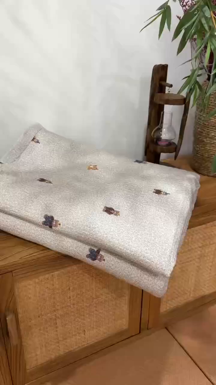 91家纺网 家纺一手货源 找家纺 床盖工厂店 2026新款全棉双层纱棉花单件炕盖 小熊舞曲-咖