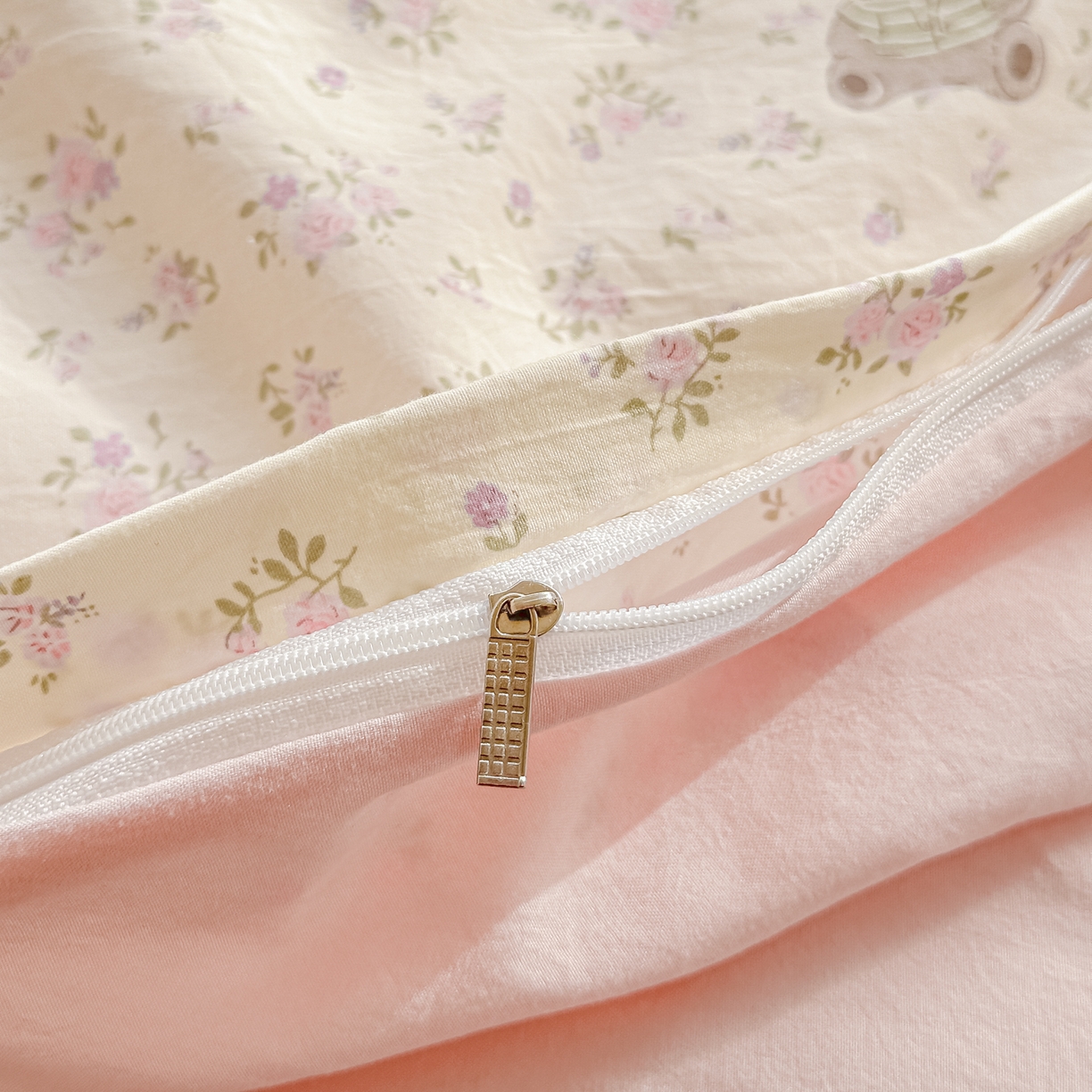 91家纺网 家纺一手货源 找家纺 斯卡诺家纺 2026新款春夏古法水洗仿棉云感纱四件套小布袋五件套 哆咪熊