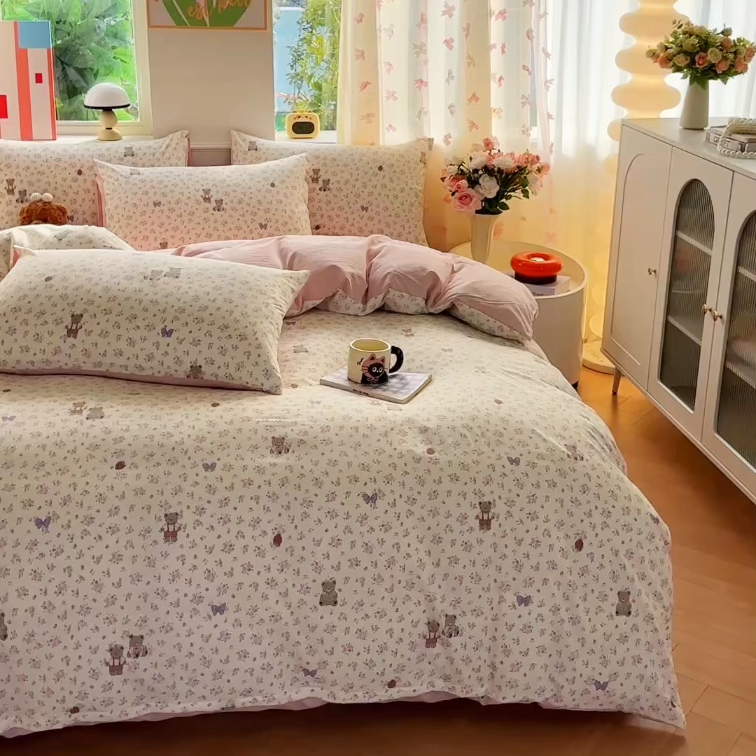 91家纺网 家纺一手货源 找家纺 斯卡诺家纺 2026新款春夏古法水洗仿棉云感纱四件套小布袋五件套 哆咪熊