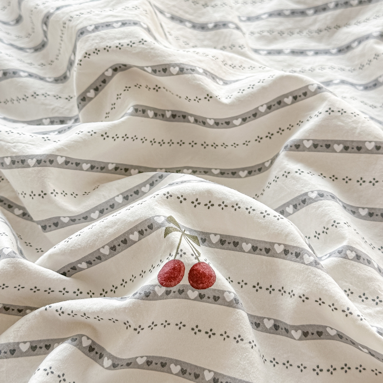 91家纺网 家纺一手货源 找家纺 斯卡诺家纺 2026新款春夏古法水洗仿棉云感纱四件套小布袋五件套 灰樱桃