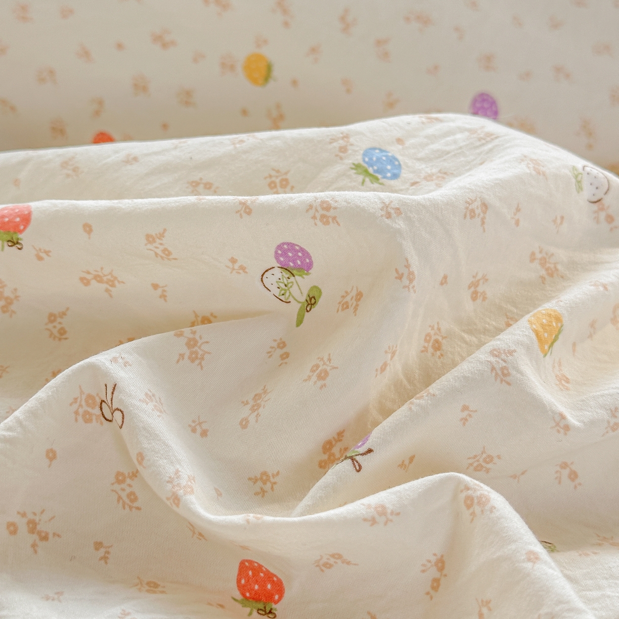 91家纺网 家纺一手货源 找家纺 斯卡诺家纺 2026新款春夏古法水洗仿棉云感纱四件套小布袋五件套 甜心草莓