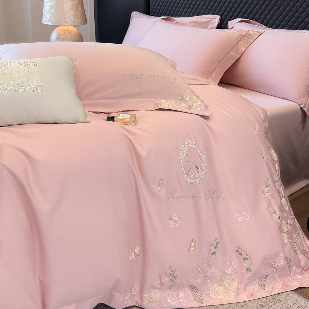 91家纺网 家纺一手货源 找家纺 家居1号家纺 2026新款长绒棉纯棉刺绣四件套-蝴蝶兰系列 蝴蝶兰-桃花粉