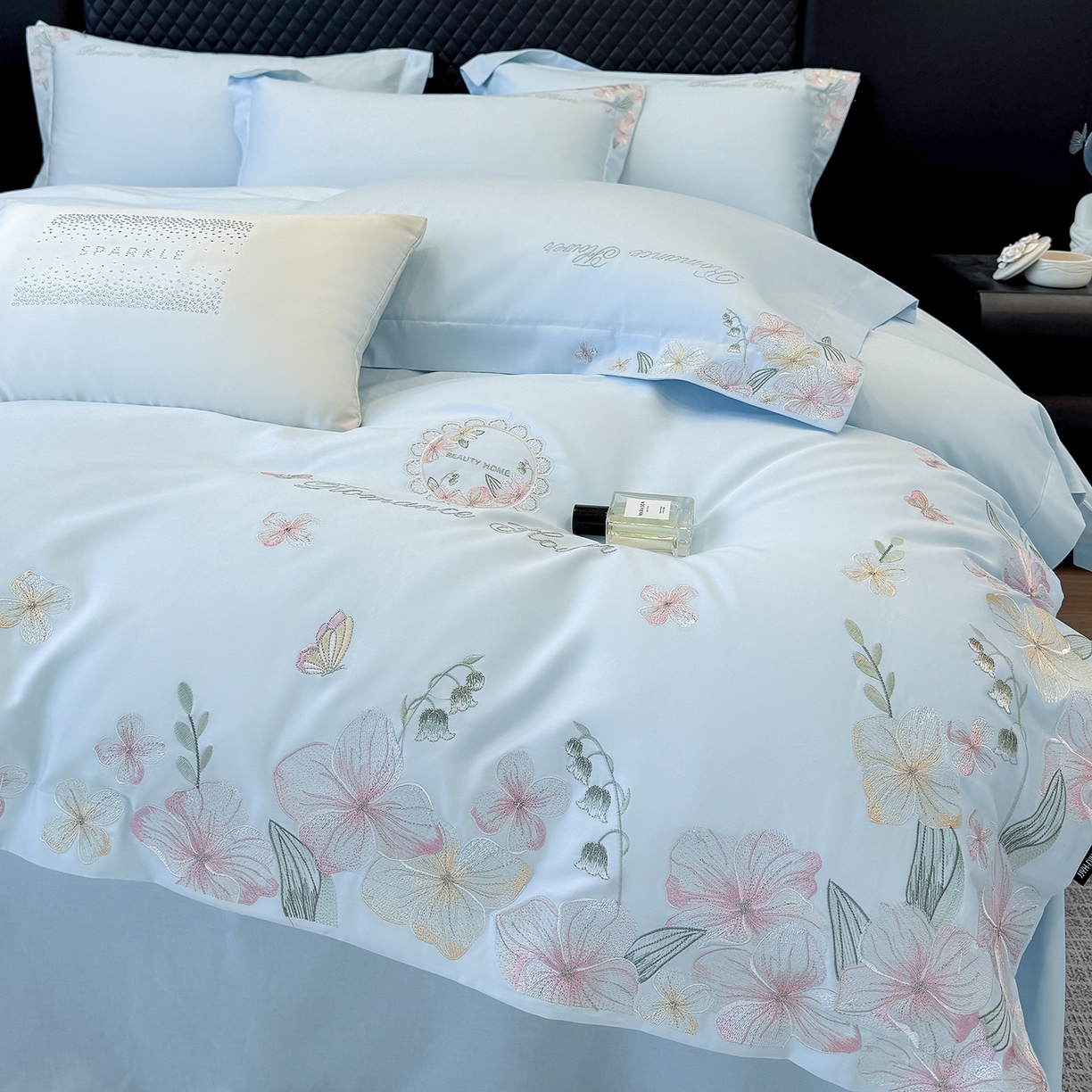 91家纺网 家纺一手货源 找家纺 家居1号家纺 2026新款长绒棉纯棉刺绣四件套-蝴蝶兰系列 蝴蝶兰-温馨蓝