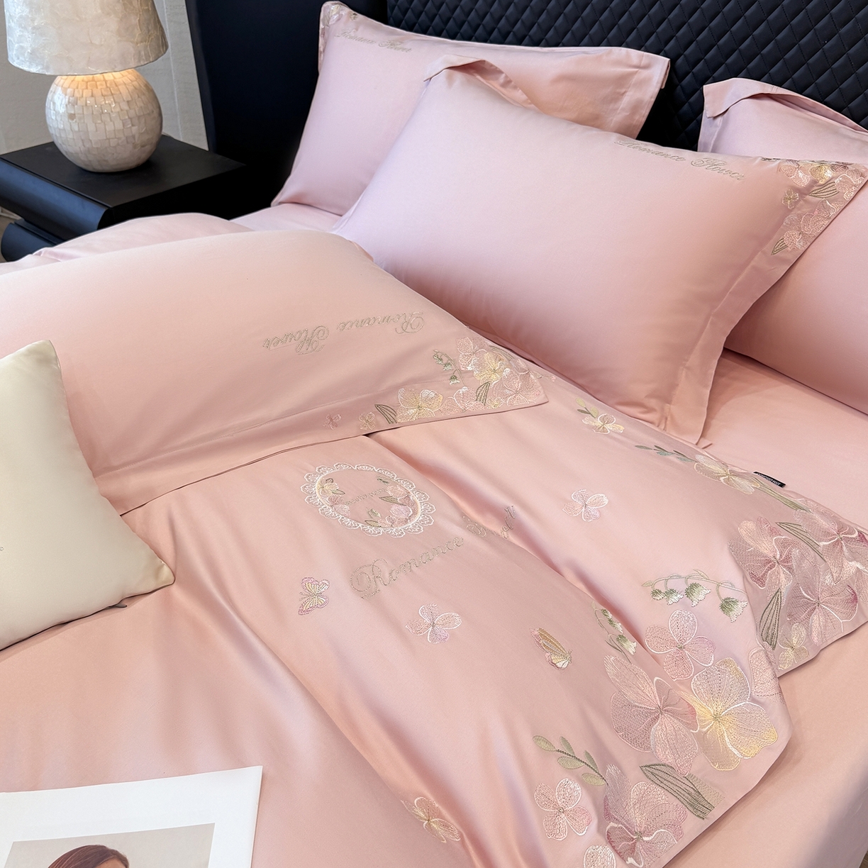 91家纺网 家纺一手货源 找家纺 家居1号家纺 2026新款长绒棉纯棉刺绣四件套-蝴蝶兰系列 蝴蝶兰-桃花粉