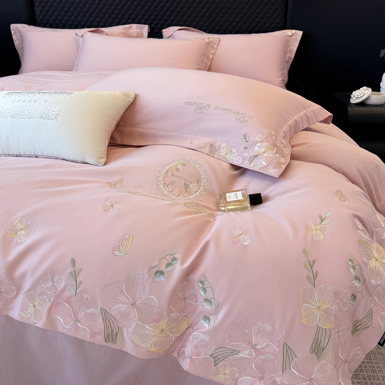 91家纺网 家纺一手货源 找家纺 家居1号家纺 2026新款长绒棉纯棉刺绣四件套-蝴蝶兰系列 蝴蝶兰-桃花粉