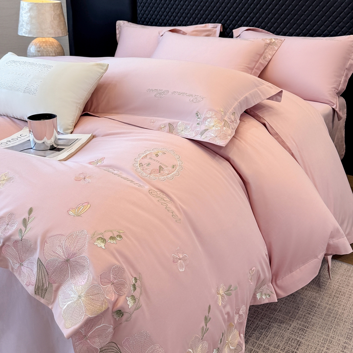 91家纺网 家纺一手货源 找家纺 家居1号家纺 2026新款长绒棉纯棉刺绣四件套-蝴蝶兰系列 蝴蝶兰-桃花粉