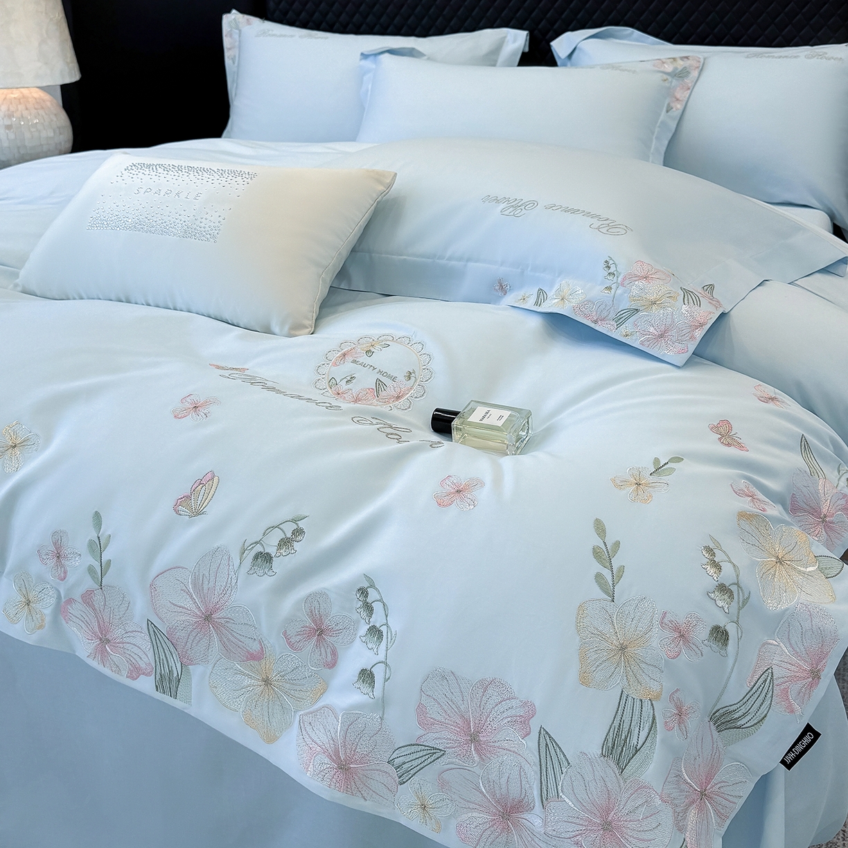 91家纺网 家纺一手货源 找家纺 家居1号家纺 2026新款长绒棉纯棉刺绣四件套-蝴蝶兰系列 蝴蝶兰-温馨蓝