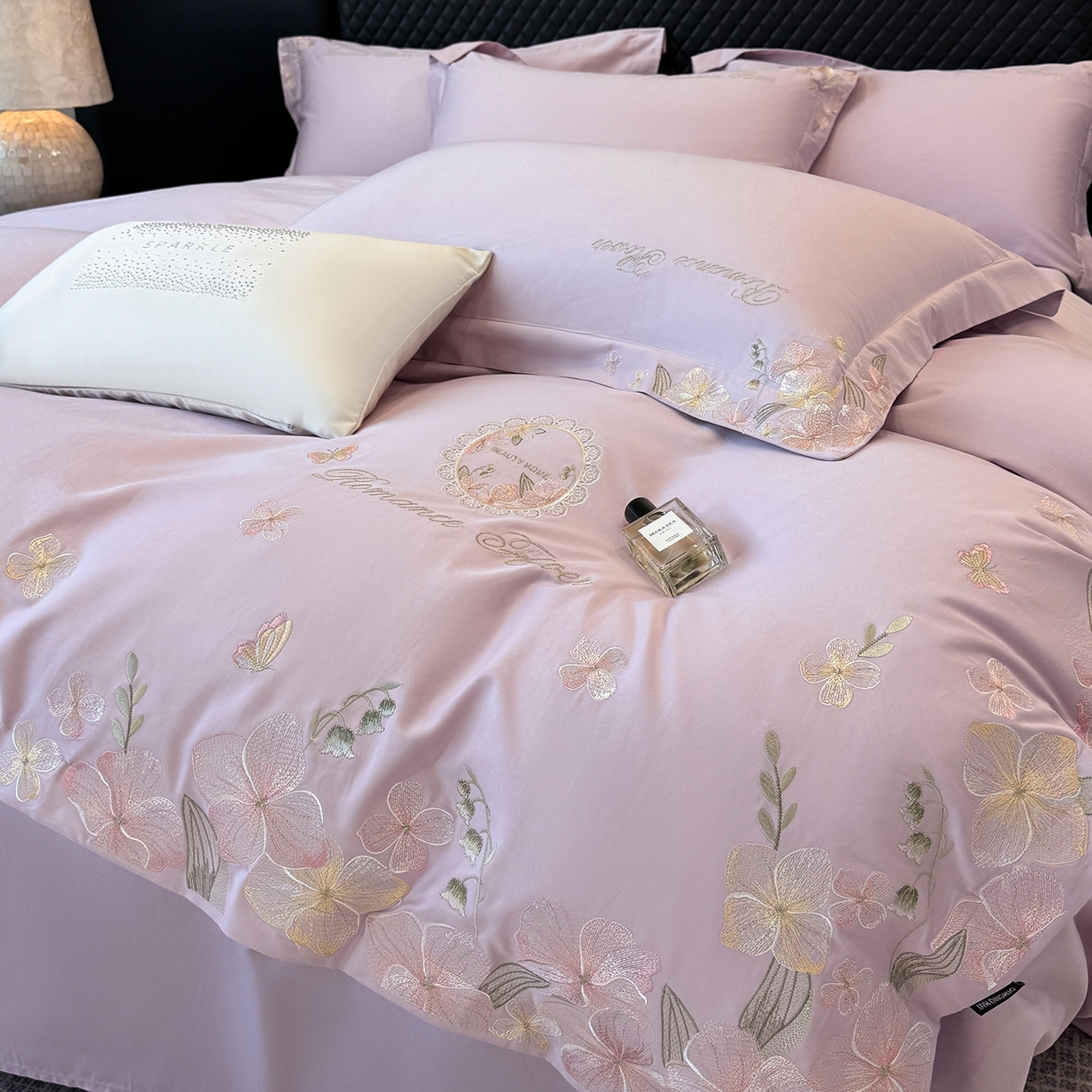 91家纺网 家纺一手货源 找家纺 家居1号家纺 2026新款长绒棉纯棉刺绣四件套-蝴蝶兰系列 蝴蝶兰-香芋紫