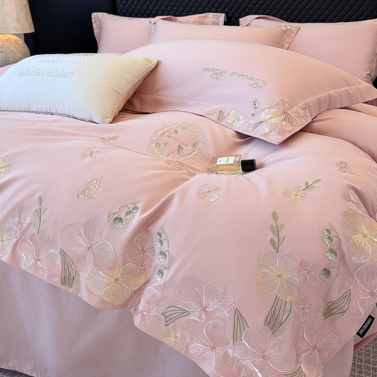 91家纺网 家纺一手货源 找家纺 家居1号家纺 2026新款长绒棉纯棉刺绣四件套-蝴蝶兰系列 蝴蝶兰-桃花粉