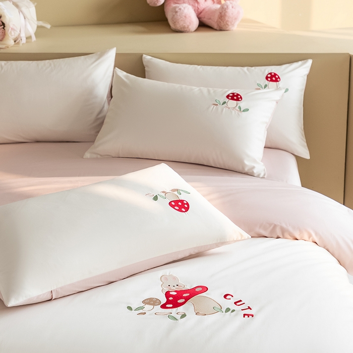 91家纺网 家纺一手货源 找家纺 618家纺 2026新款A类60支全棉纯棉绣花四件套-牛油果系列 蘑菇兔米粉