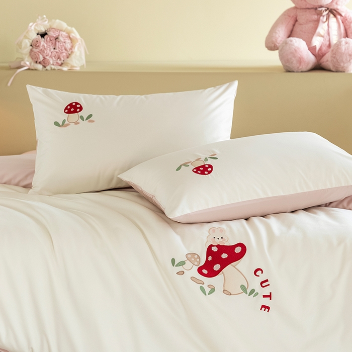 91家纺网 家纺一手货源 找家纺 618家纺 2026新款A类60支全棉纯棉绣花四件套-牛油果系列 蘑菇兔米粉