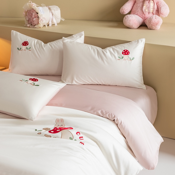 91家纺网 家纺一手货源 找家纺 618家纺 2026新款A类60支全棉纯棉绣花四件套-牛油果系列 蘑菇兔米粉