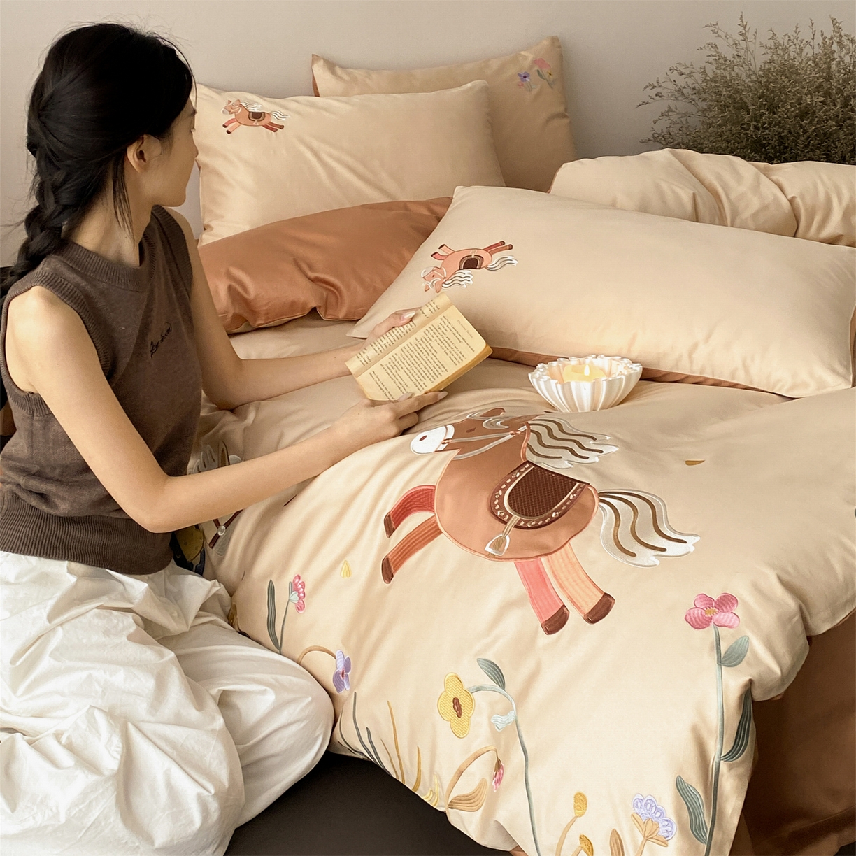 91家纺网 家纺一手货源 找家纺 （总）曼布缇 2026春夏新品100S长绒棉绣花新品四件套-小马花园 会员减20【券后严格按照控价378起，小号券后348起】