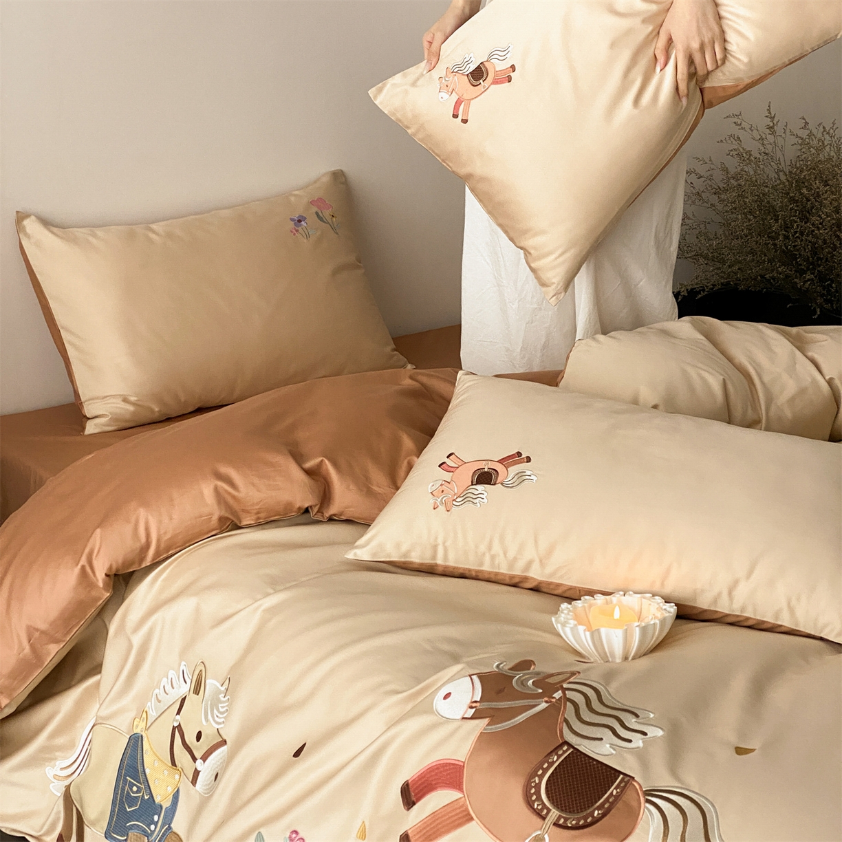 91家纺网 家纺一手货源 找家纺 （总）曼布缇 2026春夏新品100S长绒棉绣花新品四件套-小马花园 会员减20【券后严格按照控价378起，小号券后348起】