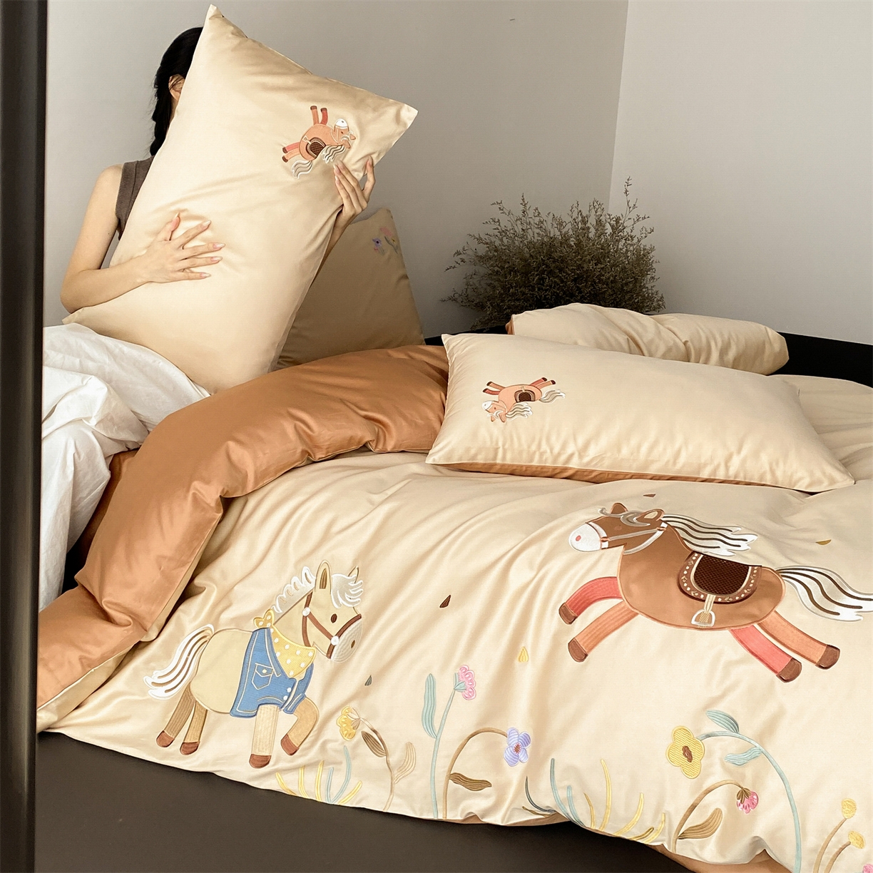 91家纺网 家纺一手货源 找家纺 （总）曼布缇 2026春夏新品100S长绒棉绣花新品四件套-小马花园 会员减20【券后严格按照控价378起，小号券后348起】