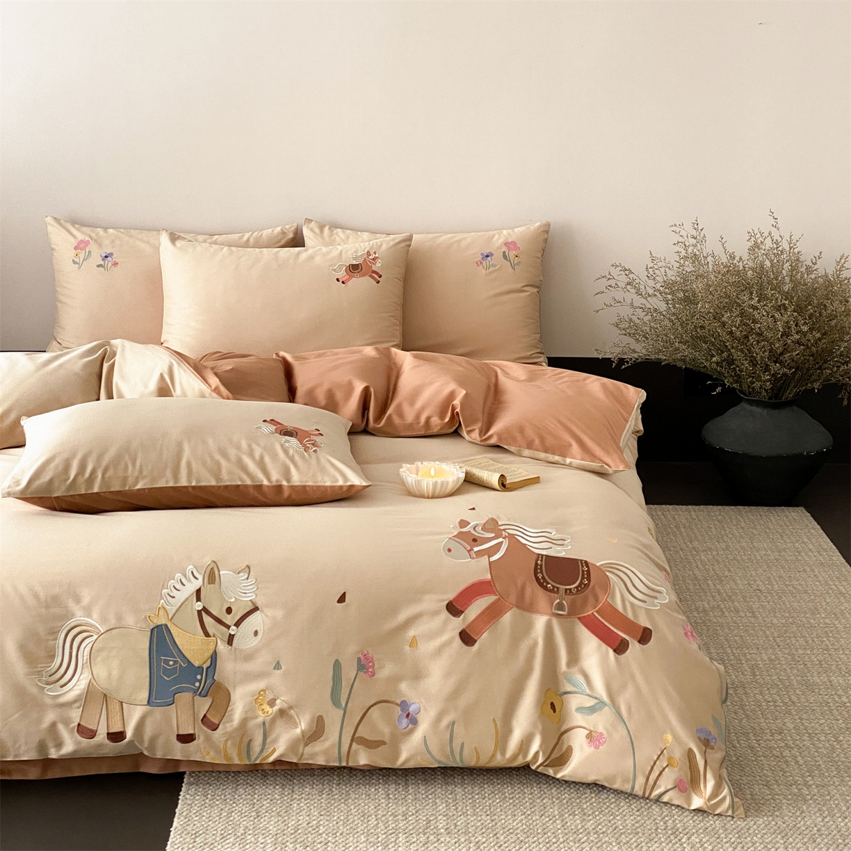 91家纺网 家纺一手货源 找家纺 （总）曼布缇 2026春夏新品100S长绒棉绣花新品四件套-小马花园 会员减20【券后严格按照控价378起，小号券后348起】