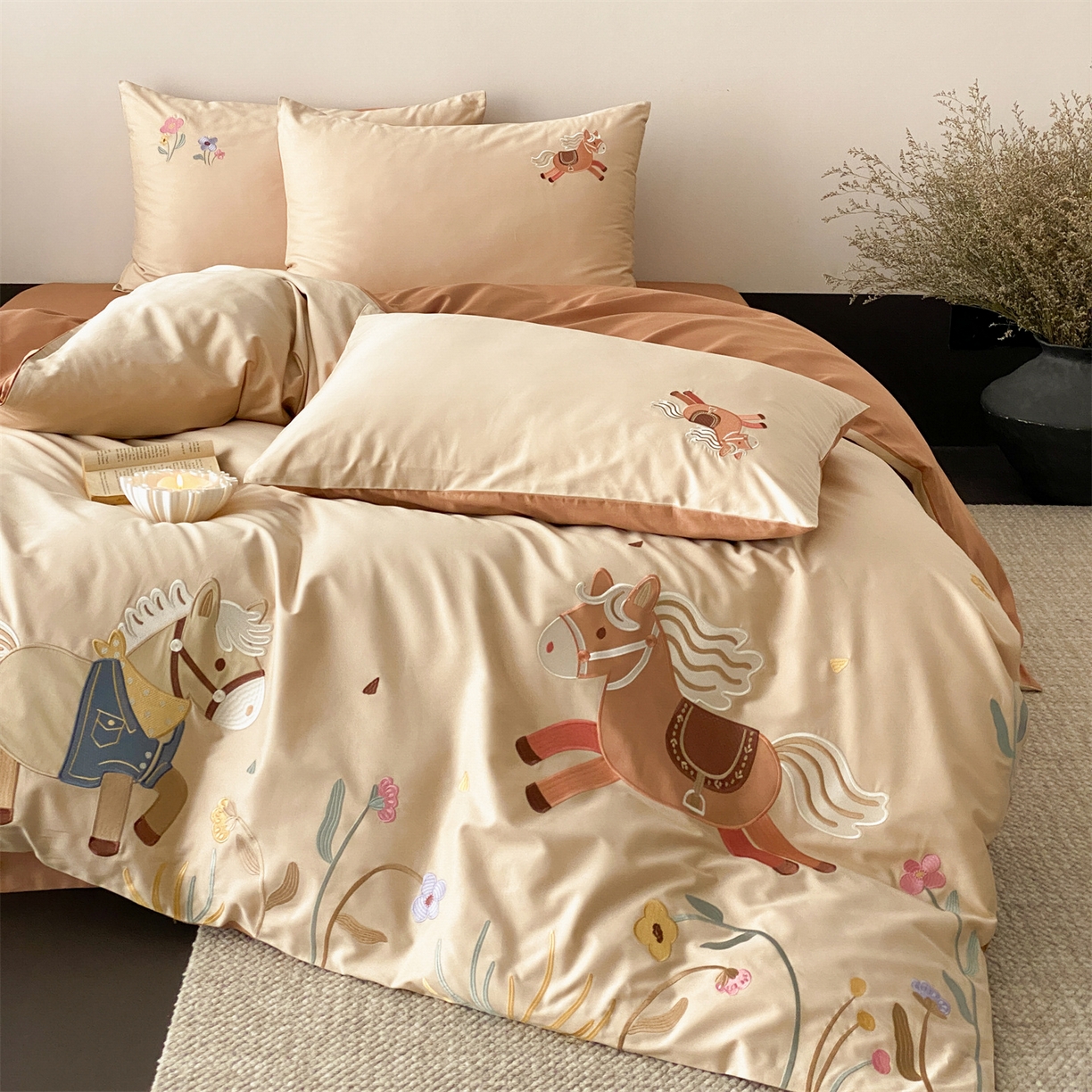 91家纺网 家纺一手货源 找家纺 （总）曼布缇 2026春夏新品100S长绒棉绣花新品四件套-小马花园 会员减20【券后严格按照控价378起，小号券后348起】