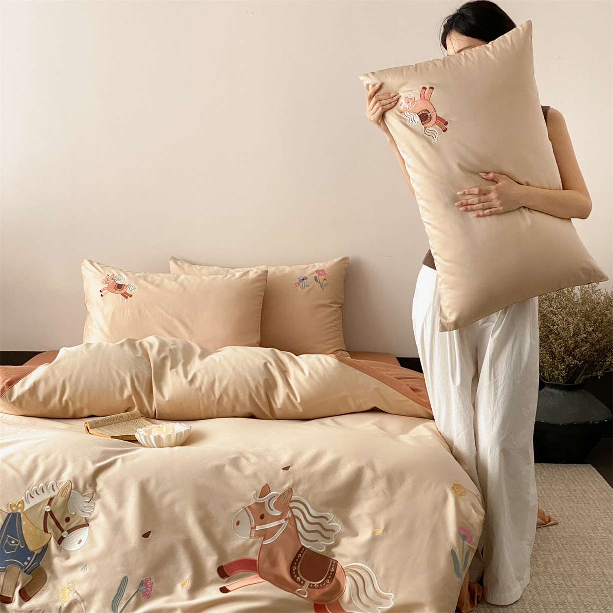 91家纺网 家纺一手货源 找家纺 （总）曼布缇 2026春夏新品100S长绒棉绣花新品四件套-小马花园 会员减20【券后严格按照控价378起，小号券后348起】