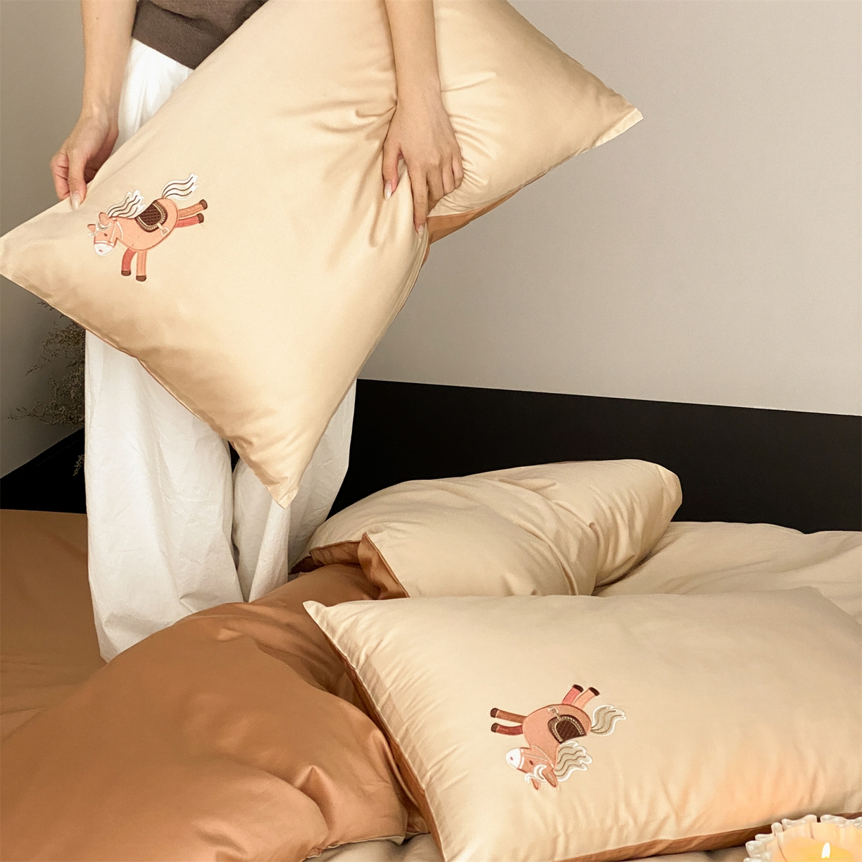 91家纺网 家纺一手货源 找家纺 （总）曼布缇 2026春夏新品100S长绒棉绣花新品四件套-小马花园 会员减20【券后严格按照控价378起，小号券后348起】