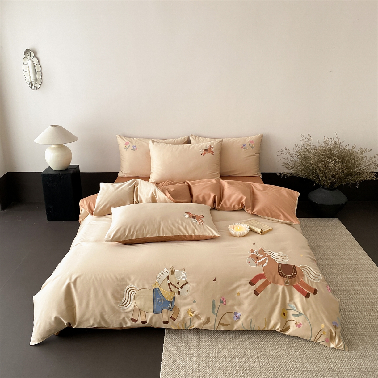 91家纺网 家纺一手货源 找家纺 （总）曼布缇 2026春夏新品100S长绒棉绣花新品四件套-小马花园 会员减20【券后严格按照控价378起，小号券后348起】