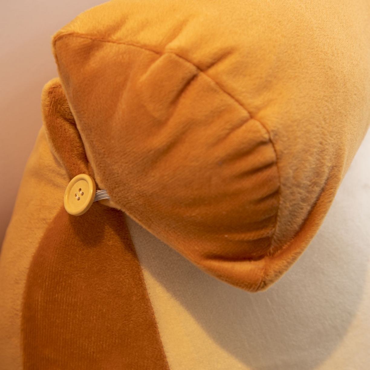 91家纺网 家纺一手货源 找家纺 沐沐家纺 2026新款卡通表情包三角小靠背 被抱抱