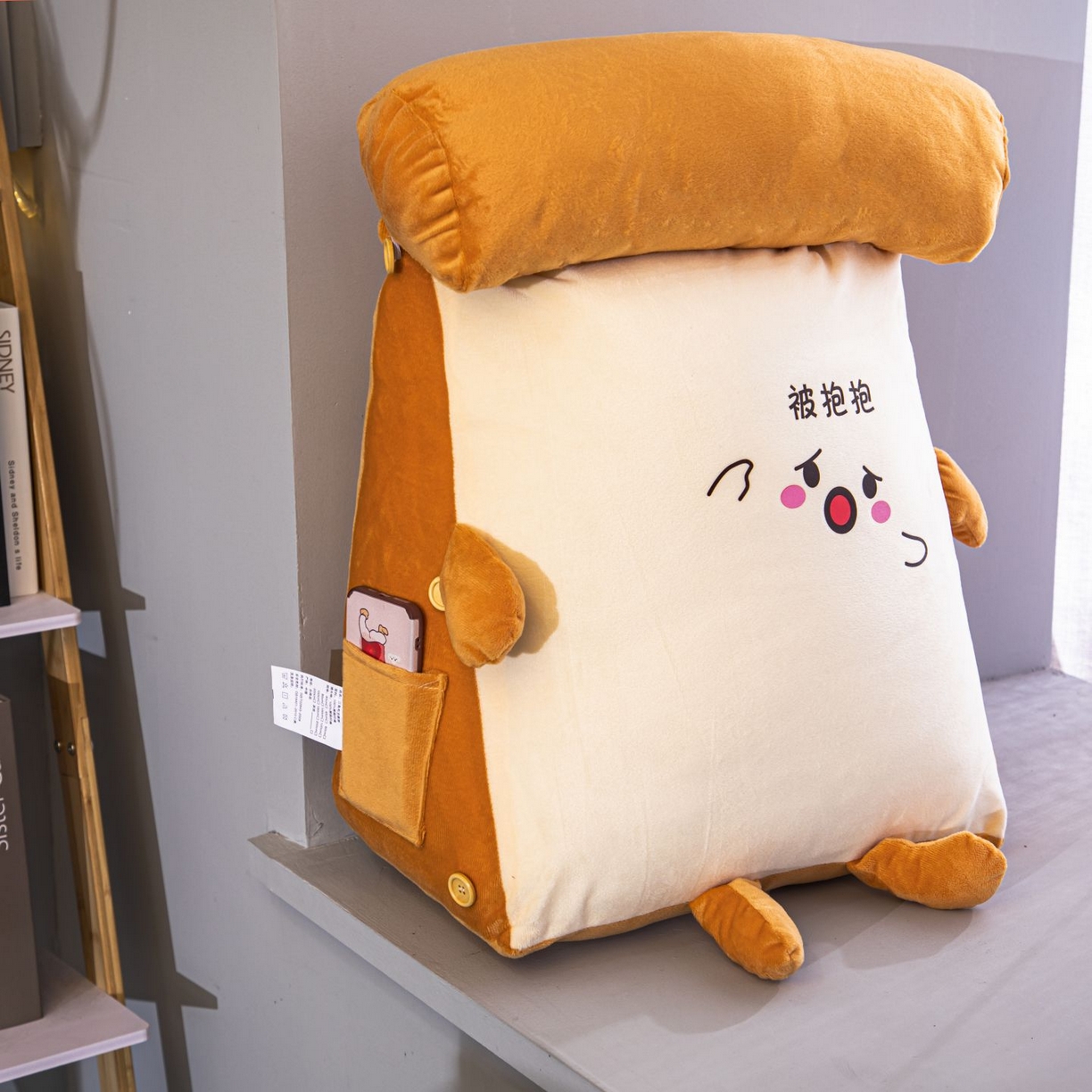 91家纺网 家纺一手货源 找家纺 沐沐家纺 2026新款卡通表情包三角小靠背 被抱抱