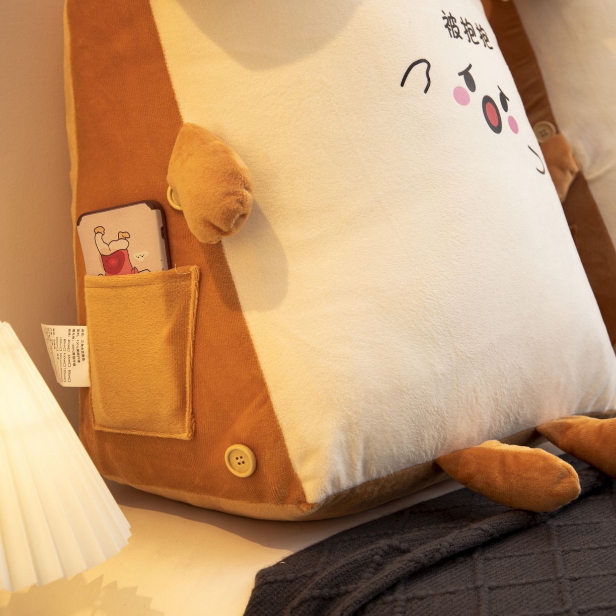 91家纺网 家纺一手货源 找家纺 沐沐家纺 2026新款卡通表情包三角小靠背 被抱抱