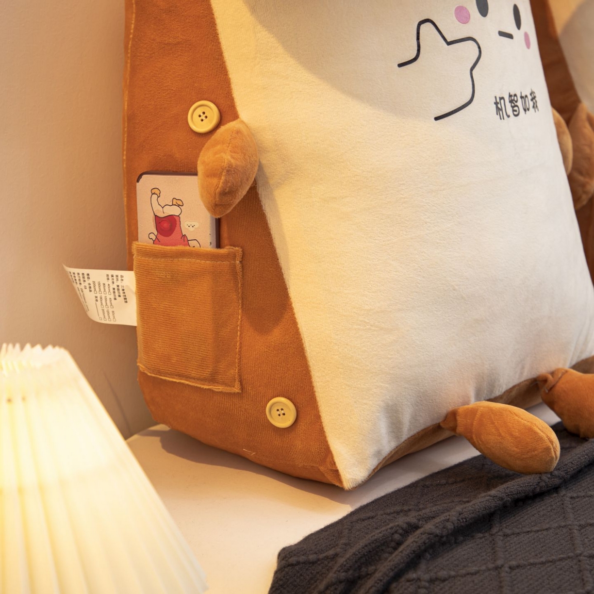 91家纺网 家纺一手货源 找家纺 沐沐家纺 2026新款卡通表情包三角小靠背 机智如我