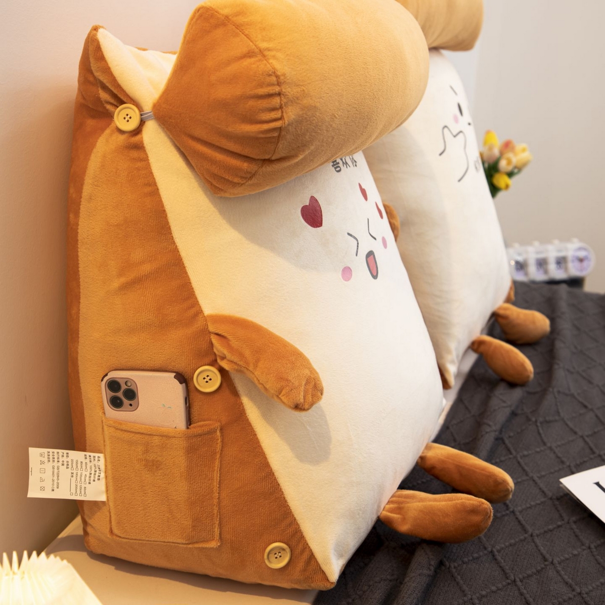 91家纺网 家纺一手货源 找家纺 沐沐家纺 2026新款卡通表情包三角小靠背 喜欢你