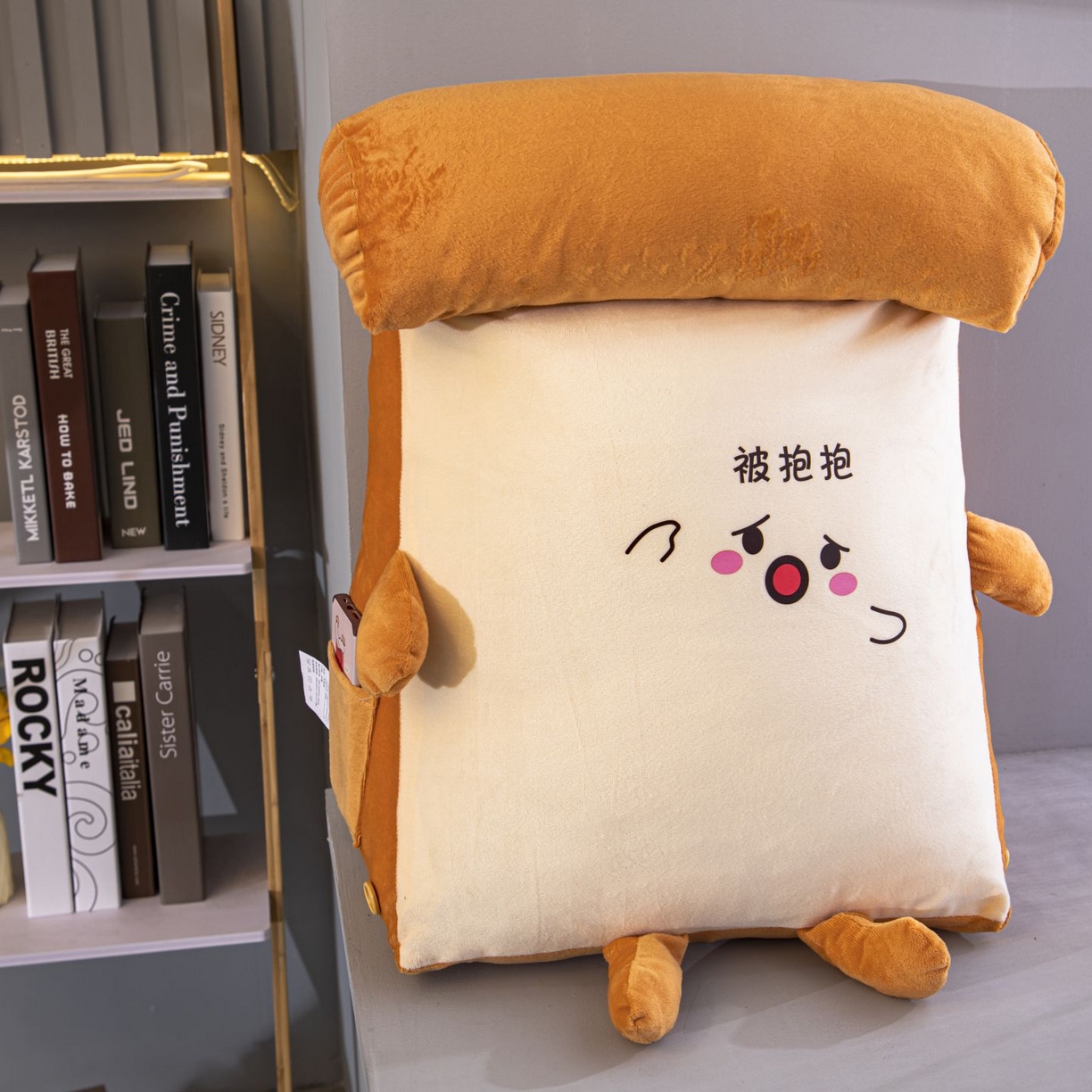 91家纺网 家纺一手货源 找家纺 沐沐家纺 2026新款卡通表情包三角小靠背 被抱抱