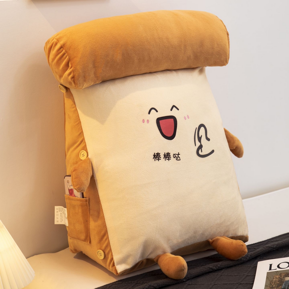 91家纺网 家纺一手货源 找家纺 沐沐家纺 2026新款卡通表情包三角小靠背 棒棒哒