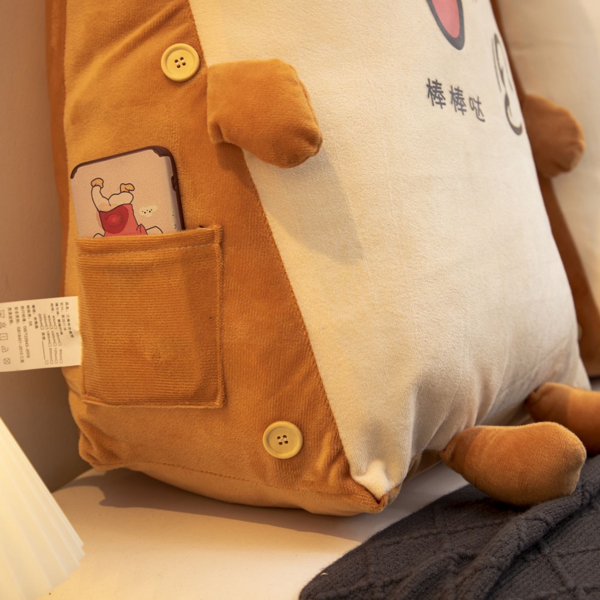 91家纺网 家纺一手货源 找家纺 沐沐家纺 2026新款卡通表情包三角小靠背 棒棒哒