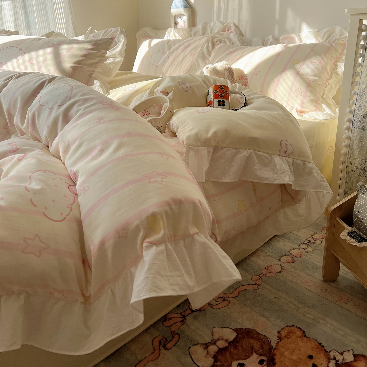 91家纺网 家纺一手货源 找家纺 六巷胡同 2026春夏新款韩系花边款卡通40支13070全棉四件套（第二系列）-风格二 花边梦幻星河马