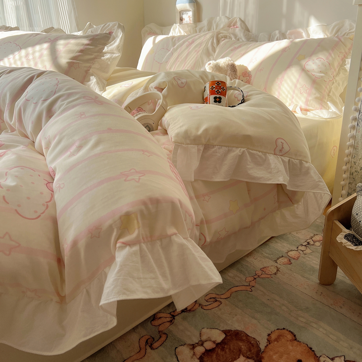 91家纺网 家纺一手货源 找家纺 六巷胡同 2026春夏新款韩系花边款卡通40支13070全棉四件套（第二系列）-风格二 花边梦幻星河马