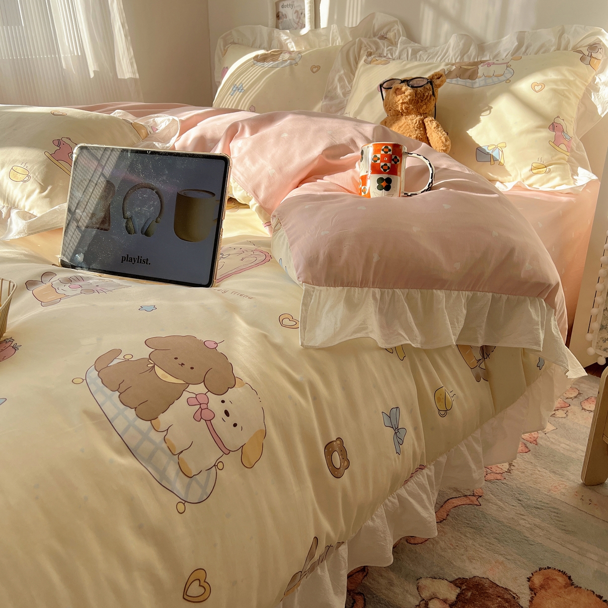 91家纺网 家纺一手货源 找家纺 六巷胡同 2026春夏新款韩系花边款卡通40支13070全棉四件套（第二系列）-风格二 花边狗狗轰趴记