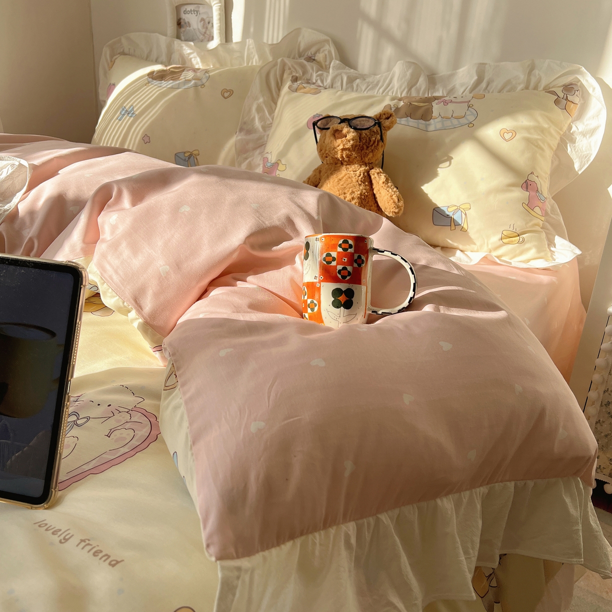 91家纺网 家纺一手货源 找家纺 六巷胡同 2026春夏新款韩系花边款卡通40支13070全棉四件套（第二系列）-风格二 花边狗狗轰趴记