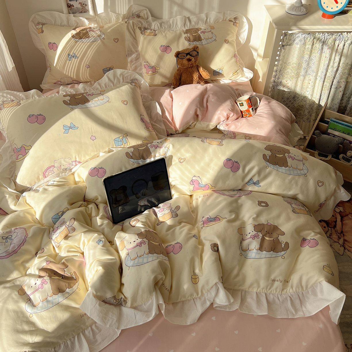 91家纺网 家纺一手货源 找家纺 六巷胡同 2026春夏新款韩系花边款卡通40支13070全棉四件套（第二系列）-风格二 花边狗狗轰趴记