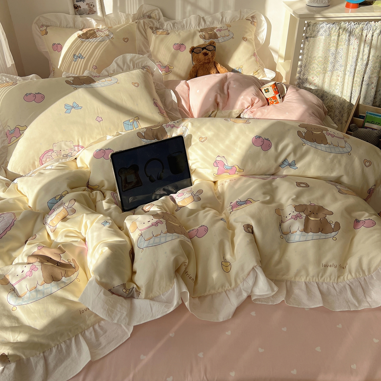 91家纺网 家纺一手货源 找家纺 六巷胡同 2026春夏新款韩系花边款卡通40支13070全棉四件套（第二系列）-风格二 花边狗狗轰趴记