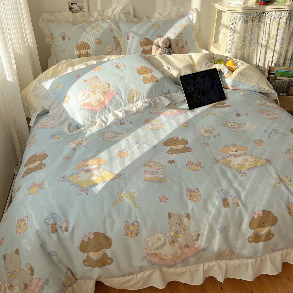 91家纺网 家纺一手货源 找家纺 六巷胡同 2026春夏新款韩系花边款卡通40支13070全棉四件套（第二系列）-风格二 花边猫狗游园会