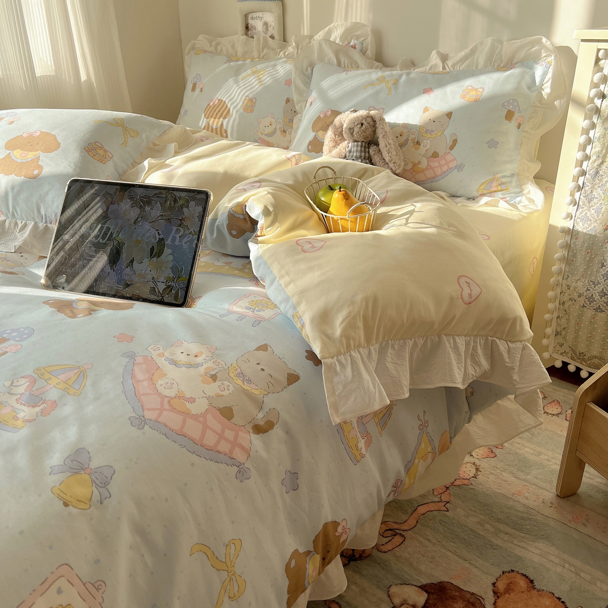 91家纺网 家纺一手货源 找家纺 六巷胡同 2026春夏新款韩系花边款卡通40支13070全棉四件套（第二系列）-风格二 花边猫狗游园会