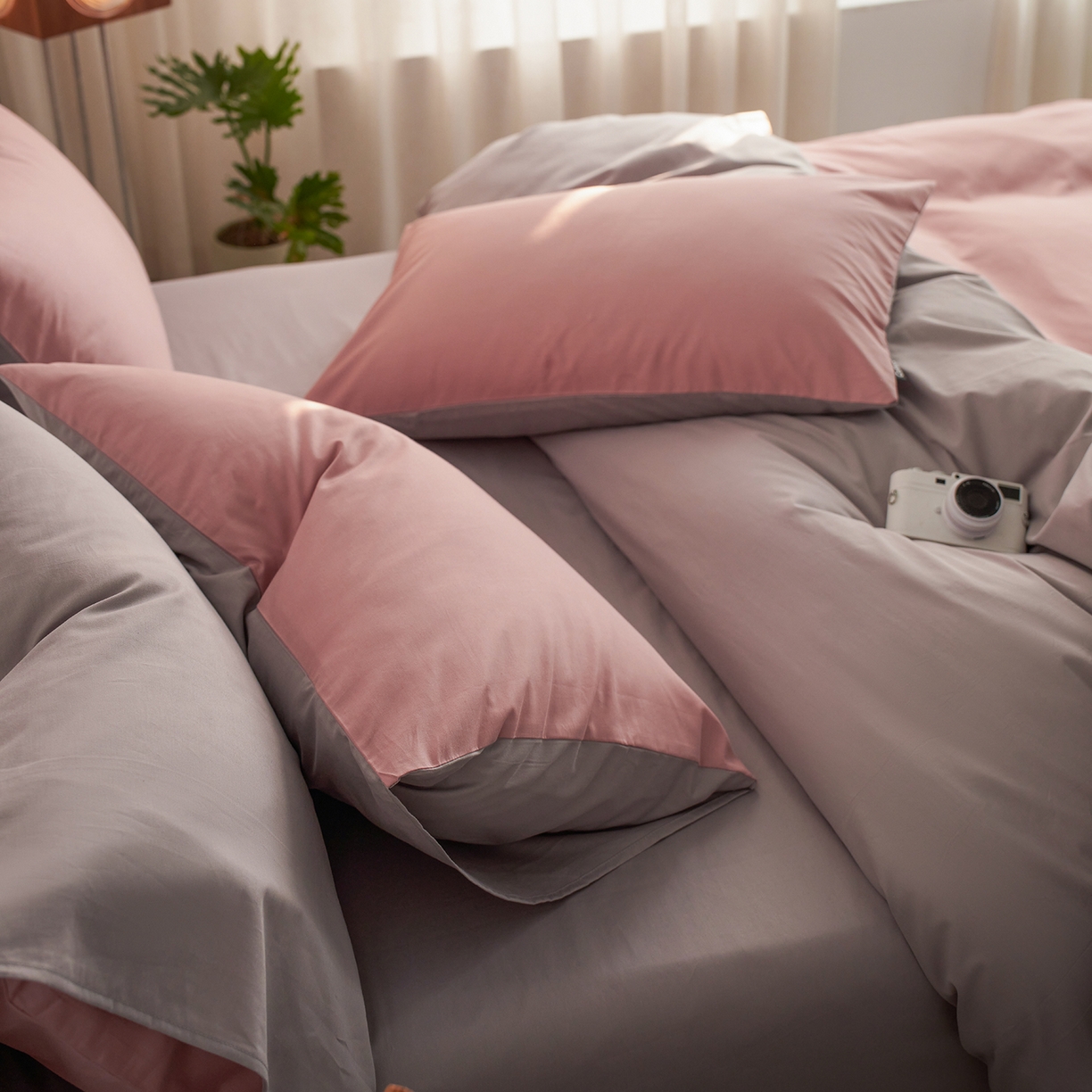 91家纺网 家纺一手货源 找家纺 小懒猪 2026新款13372A类双拼纯色全棉纯棉四件套 （提供买家秀） 豆沙-银灰