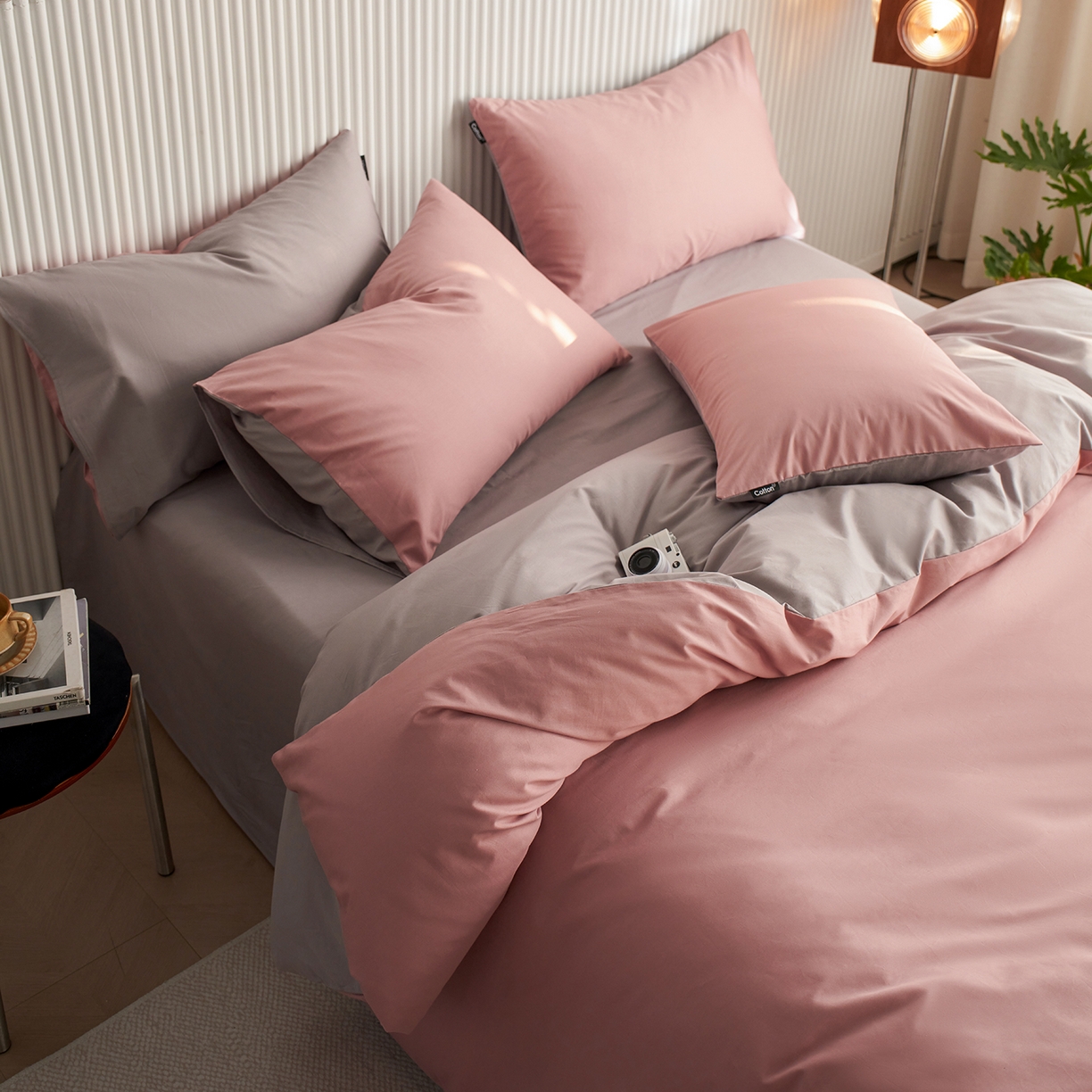 91家纺网 家纺一手货源 找家纺 小懒猪 2026新款13372A类双拼纯色全棉纯棉四件套 （提供买家秀） 豆沙-银灰