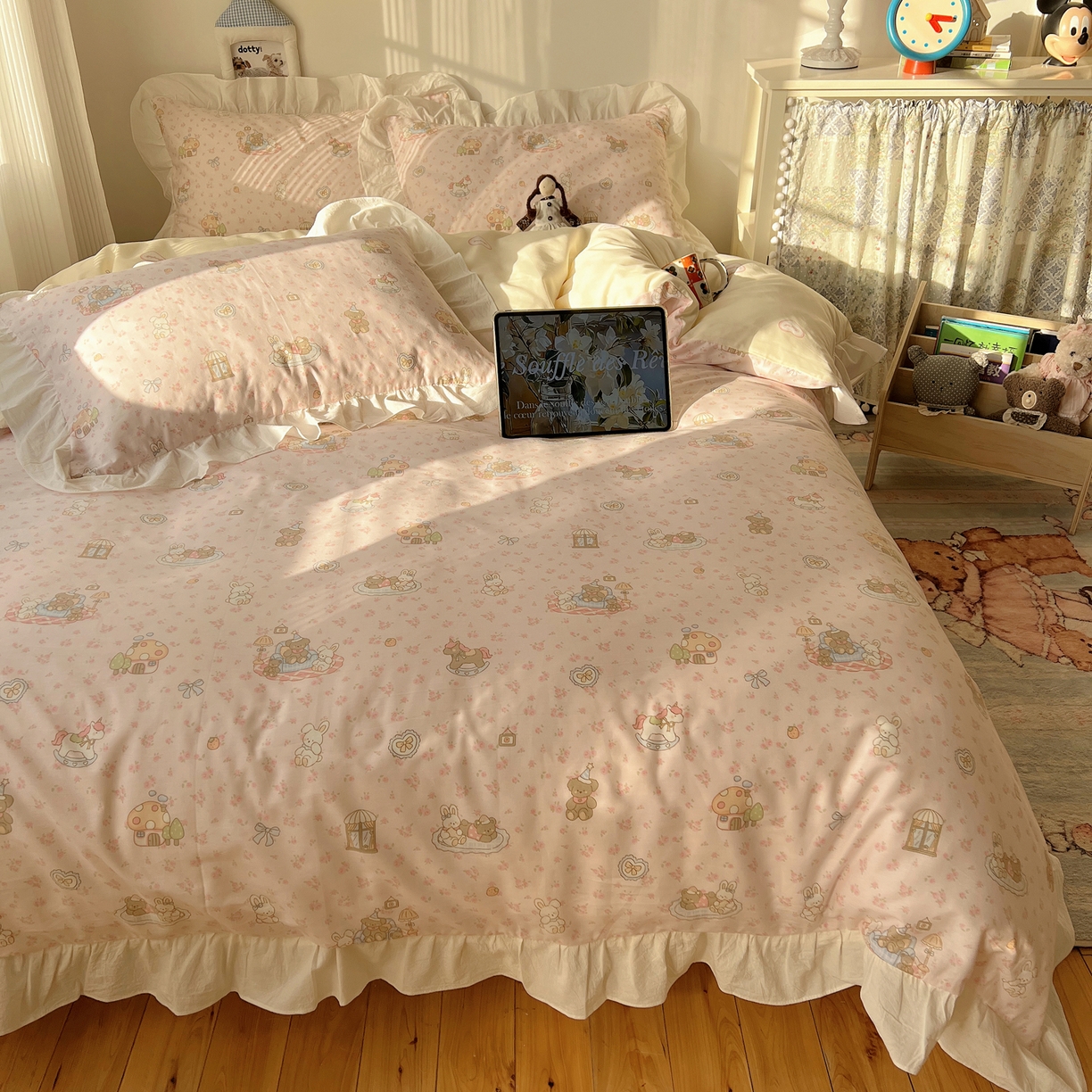 91家纺网 家纺一手货源 找家纺 六巷胡同 2026春夏新款韩系花边款卡通40支13070全棉四件套（第二系列）-风格二 花边秘境木马记