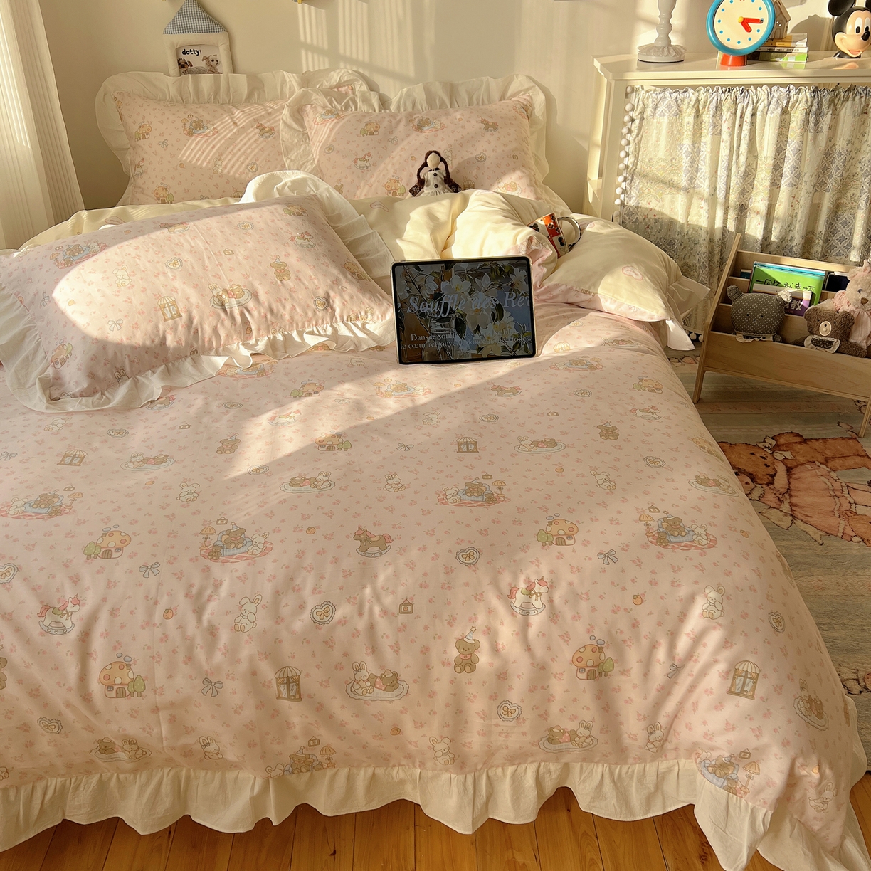 91家纺网 家纺一手货源 找家纺 六巷胡同 2026春夏新款韩系花边款卡通40支13070全棉四件套（第二系列）-风格二 花边秘境木马记