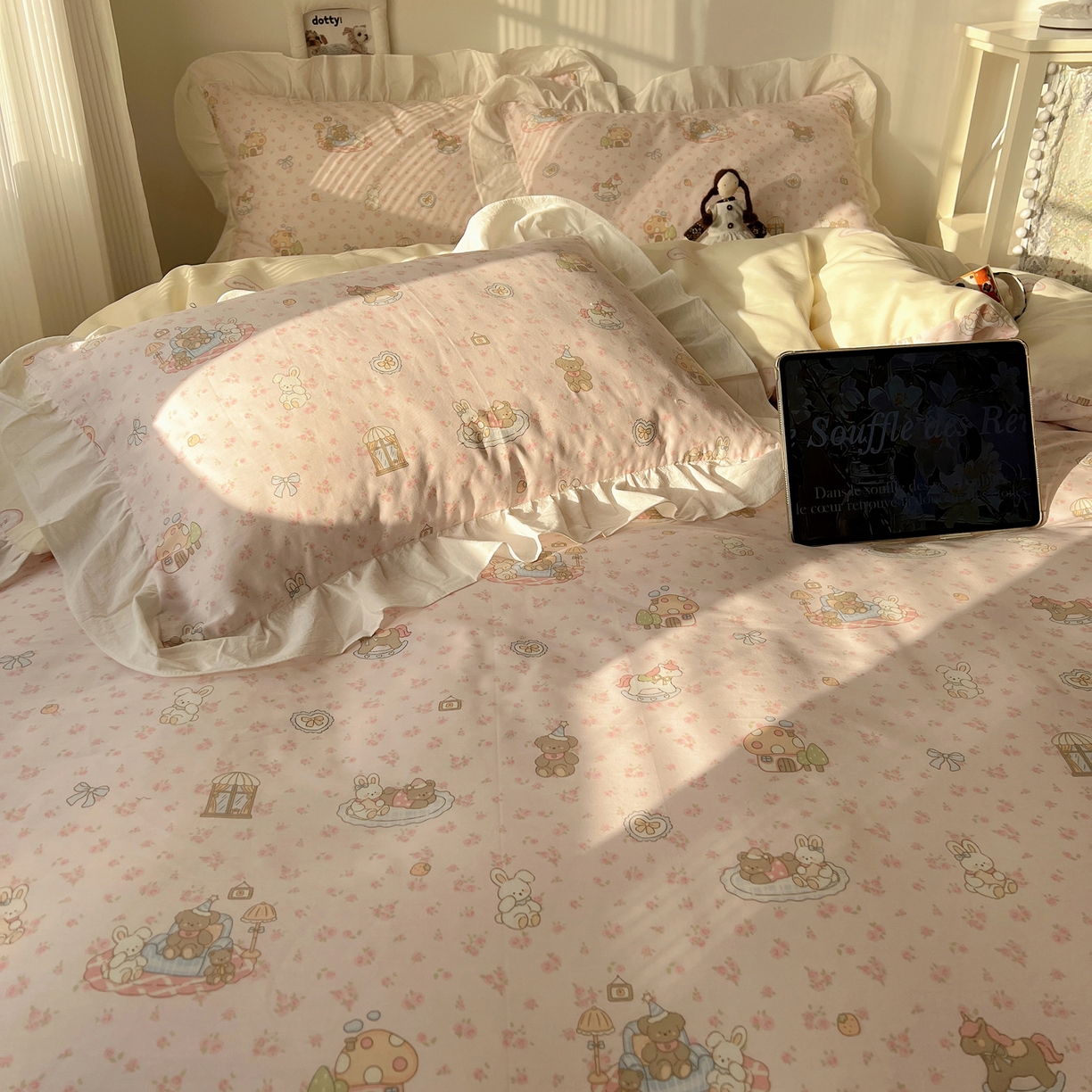 91家纺网 家纺一手货源 找家纺 六巷胡同 2026春夏新款韩系花边款卡通40支13070全棉四件套（第二系列）-风格二 花边秘境木马记