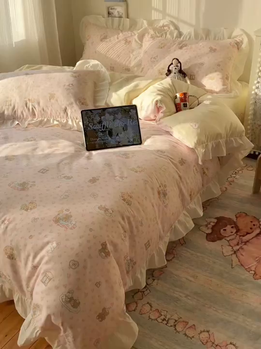 91家纺网 家纺一手货源 找家纺 六巷胡同 2026春夏新款韩系花边款卡通40支13070全棉四件套（第二系列）-风格二 花边秘境木马记